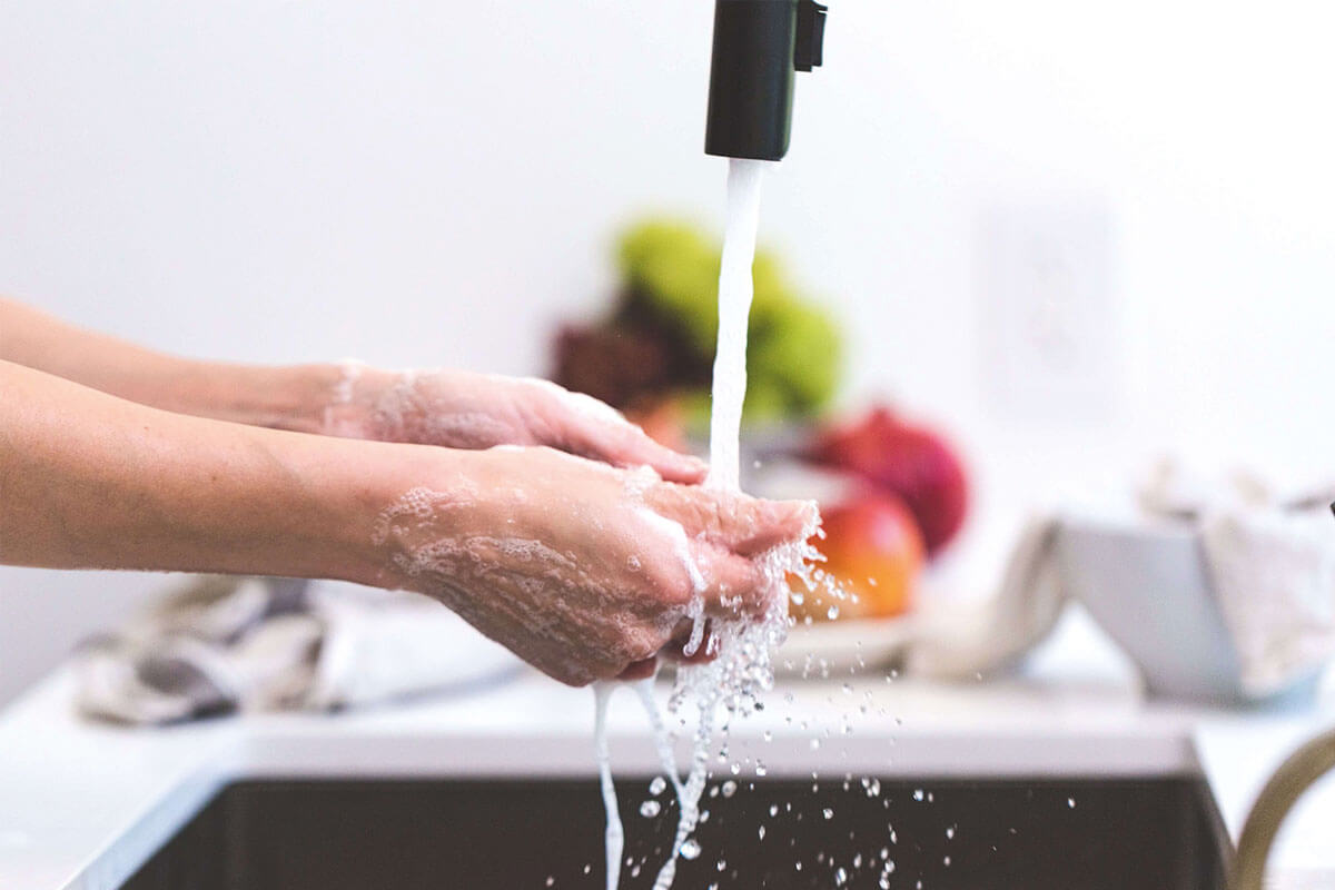 Hände waschen mit gefiltertem Wasser